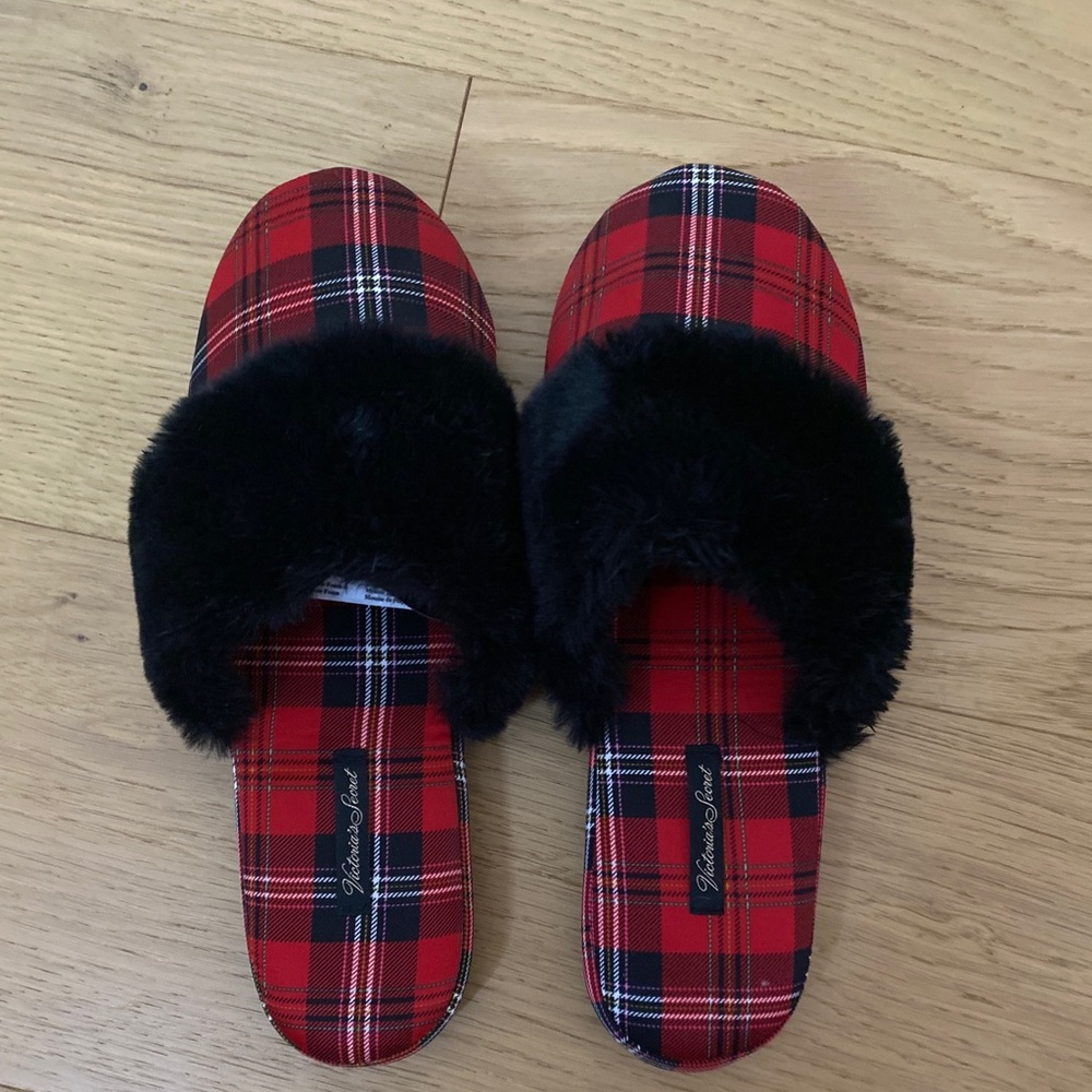 Super cute Victoria Secret Slippers. Size= M (6.5-8)